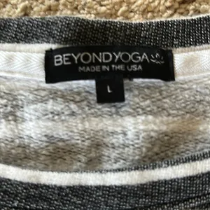 Beyond Yoga Comfy Black/White Striped Sweatshirt Top **Size L** thumbnail 3
