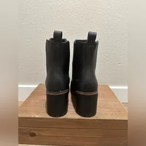 ZBY Women’s Lug Sole Platform Chelsea Boots Size 7.5 Black. Like new! thumbnail 2