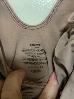 SKIMS Seamless Sculpting Bodysuit - Taupe thumbnail 5
