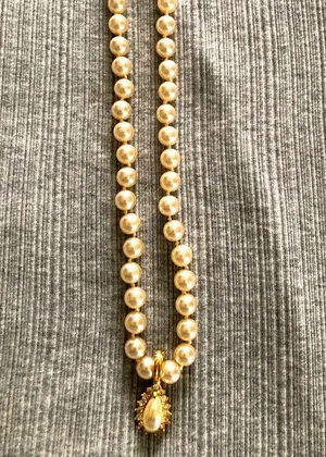 Costume jewelry- 18” Pearl necklace and earrings with rhinestones. thumbnail 5
