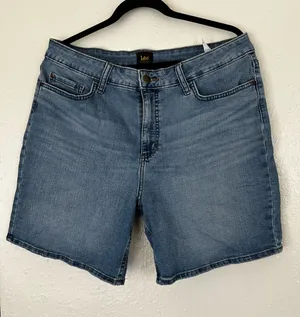 Lee Jeans Shorts for Women - Medium Waist, Size 16M (Excellent Condition) thumbnail 1
