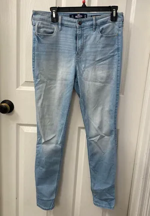 Hollister women’s high rise Light Wash Skinny Jeans thumbnail 1
