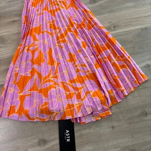 NWT Astr the Label Blythe Plisse Midi Dress Coral Multi Women Size Small thumbnail 5
