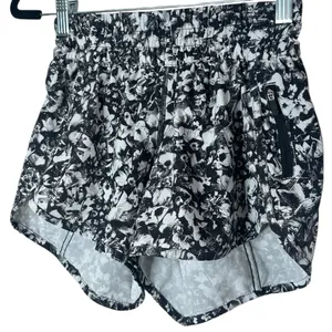 Lululemon Tracker Short V (4") Size 4 thumbnail 5