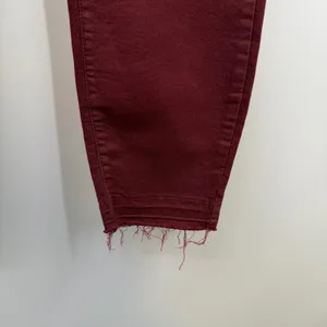 a.n.a Skinny Ankle Jeans 16 Burgundy Mid Rise Raw Hem Stretch NWT thumbnail 3