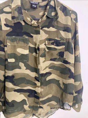 Wet Seal Camo Button-Down Shirt in Olive Green and Dark Green thumbnail 4