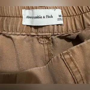 Abercrombie and Fitch wide leg pants in a brown/taupe color, women’s size M. thumbnail 3