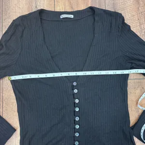 Reformation The Gellar Black Ribbed Button Front Bell Sleeve Crop Top Womens L thumbnail 4