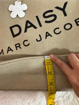 Marc Jacobs Daisy Beige Canvas Tote with White Handles and Daisy Charm thumbnail 11