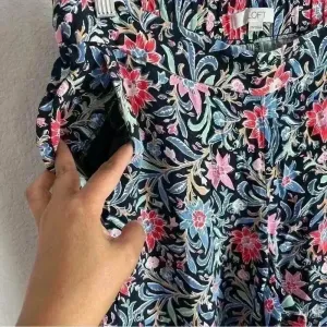 LOFT Women's Floral Wide Leg Crop‎ in Spring Bloom Pants with Pockets Size MP thumbnail 6