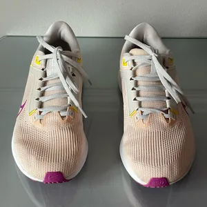Nike Air Zoom Pegasus 40 Women’s Running Shoes Size 9.5 Beige Pink Athletic Sneakers thumbnail 2