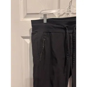 Athleta Pants Trekkie North Jogger Womens 12 Travel Hiking Gym Zip Pockets Black thumbnail 2