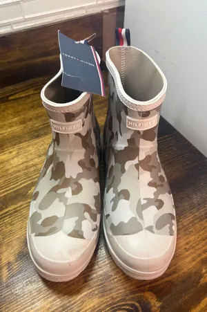 Tommy Hilfiger gray camo short rain boots size 6 thumbnail 1