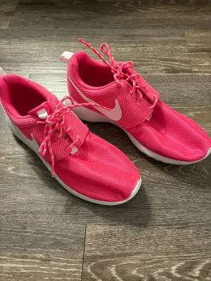 NWOT Nike Roshe One (GS) Hyper Pink/White sneakers. Size 8.5 (youth 7) thumbnail 2