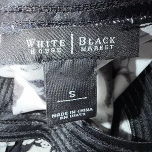 White‎ House Black Market Floral V-Neck Sleeveless Blouse Black White Small thumbnail 3