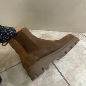 Banana Republic Womens Brown Suede Lug Sole Chelsea Boots Size 8.5 shimmer EUC thumbnail 10
