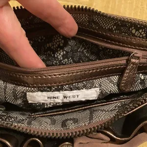 Nine West beautiful brown handbag with flowers & ruffles details on front EUC thumbnail 7