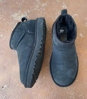 UGG ultra mini black sz 5 women In great condition thumbnail 1