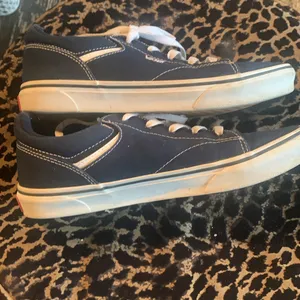 Vans Navy Canvas Sneakers Women’s 8.5/9 Youth 7 Classic Skate Shoes Casual thumbnail 5