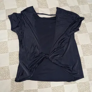 Lululemon‎ open back Nylon & Lycra shirt size M thumbnail 3