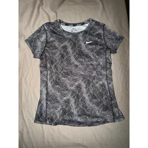 Nike Womens Dri-FIT Running Shirt Black White Wavy Graphic Tee Medium thumbnail 2