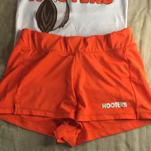 Bin 26 #51 Hooters Girl Worn Sexy Tank & Shorts XSmall & New Blank Name Tag thumbnail 4