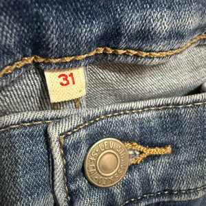 Levi’s Women’s‎ Midrise 9” inseam Denim Jeans Shorts Sz 31 thumbnail 3