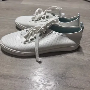 Tommy Bahama Womens White Perforated Scalloped Low Top Sneakers Size 8.5 thumbnail 4