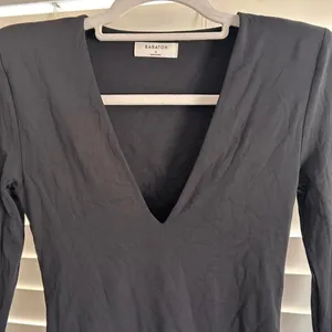Aritzia Babaton Contour Shoulder Pad V-Neck Bodysuit Black Size Small thumbnail 5