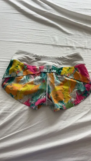 Lululemon multi-colored speed up shorts in a size 2 2.5 inch inseam thumbnail 3