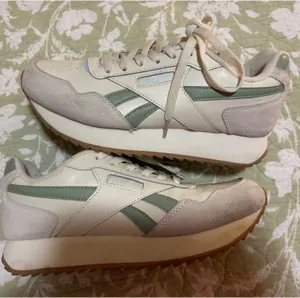 Reebok Sneakers thumbnail 1