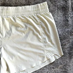 Athleta Hustle Shorts 4.5 Sz XL thumbnail 4