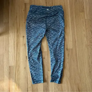 Vuori Pace High Rise Printed Leggings in Navy Wave blue crop size large thumbnail 2