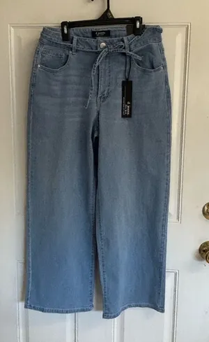 NWT Size 8 D Jeans high rise light-wash wide-leg ankle denim Jeans. thumbnail 1