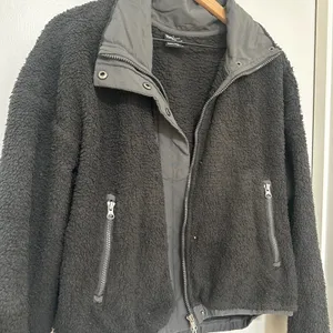 Vuori | Women's Alpine W Cozy Black Full Zip Fleece Funnel Sherpa Jacket, XL thumbnail 6