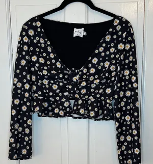Princess Polly Black Daisy Print Crop‎ Top size 4 EUC thumbnail 1