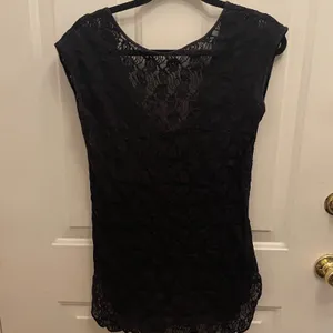 Black Floral Lace Sleeveless V-Neck Bow Top Sheer Stretch Scalloped Hem Blouse thumbnail 3