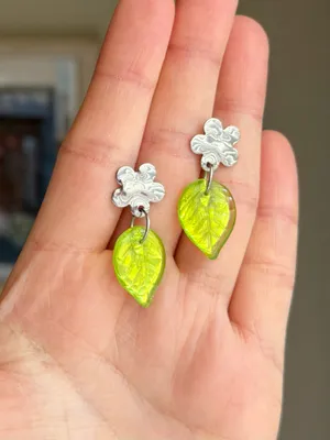 Handmade fairy forest vintage retro aesthetic style Czech glass big leaf dangle earrings🍃💚 thumbnail 3
