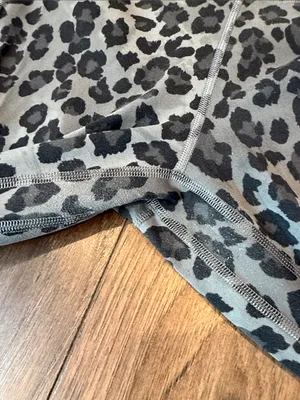 Lululemon InStill High-Rise Tight 25” ThreeD Leopard Gray Size 10 - C71-010 thumbnail 3