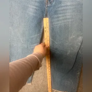 Reformation‎ Woman 24 Relaxed Straight High Waisted raw hem Blue Jeans thumbnail 4
