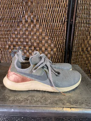 Nike Women’s Free TR 8 Premium 8 Sneakers Size 7.5 thumbnail 4