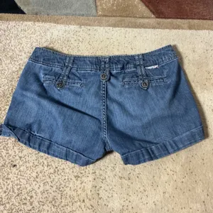 Fragile Blue Jeans Y2K Low Rise Denim Shorts Womens 6 Blue Cuffed Button Detail thumbnail 4