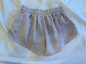 Lululemon Hottie Hot 2.5" Shorts thumbnail 2