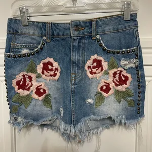 Free People Wild Rose Embroidered Denim Mini Skirt Sz 24 Blue Distressed thumbnail 4
