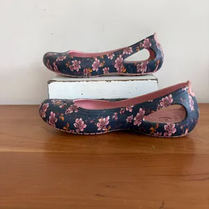 Crocs Kadee Floral Navy Pink Ballet‎ Flats Slip On Shoes Womens Size 7 thumbnail 2