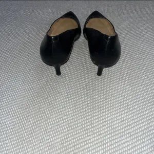Gianni Bini Black High Heel Pumps Pleather Close Toe Pointed Stiletto Sz 7.5 thumbnail 4