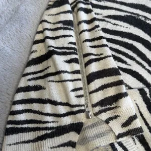 Crew Neck Lightweight Zebra‎ Print Sweater Sz S Side Zippers thumbnail 6