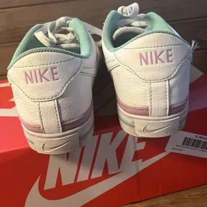 Nike Women's Nike court legacy white / fushia size 11.5 thumbnail 5