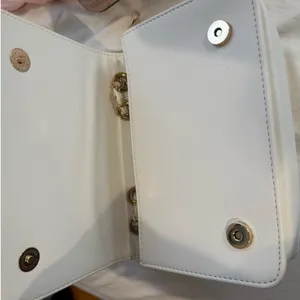 White shoulder bag thumbnail 2