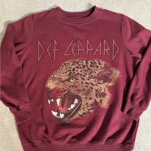 Def Leppard Women’s Maroon Band Graphic Sweatshirt Crewneck - Size Small thumbnail 3